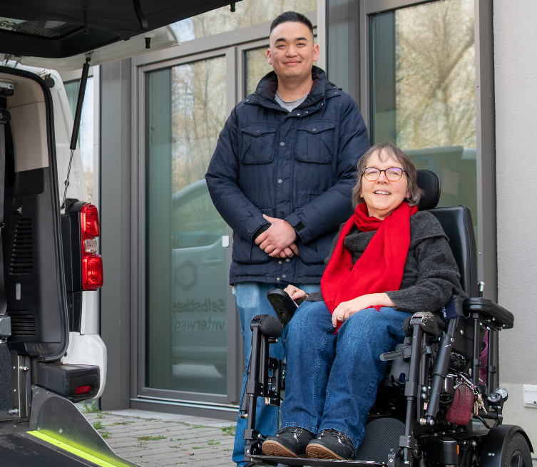 Abgebildet sind ein Fahrzeug der IfB für den Transport von Rollstühlen